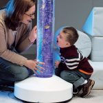 אישה וילד משחקים בסנוזלן Bubble Tubes תמונה 5 מתוך 6